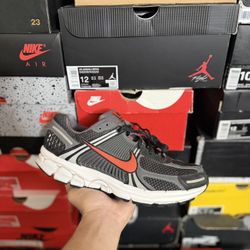 Nike Zoom Vomero 5 Black Picante Red size 9.5 VNDS 