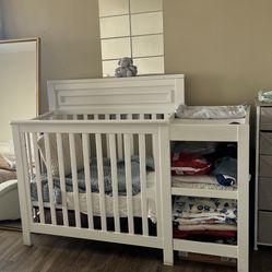 Mini crib In Great Condition ( Semi Used)