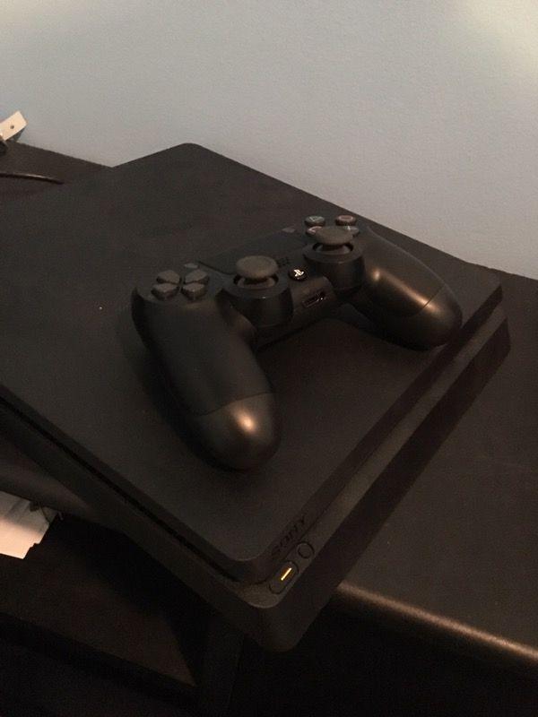 Play Station 4 ( 1 terabyte )