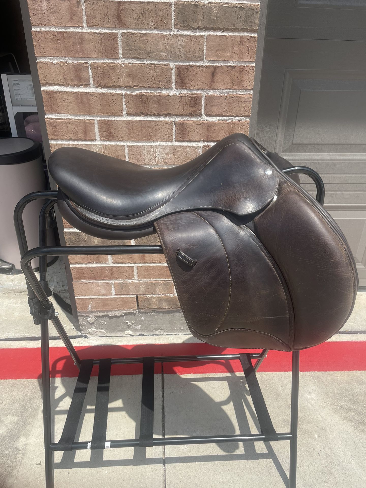 Voltaire English Hunter/Jumper Saddle w/ Cover And Stand