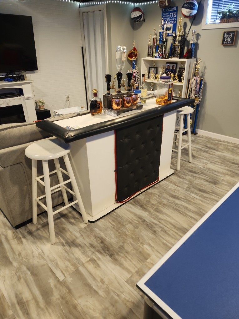 Bar With 2 Bar Stools