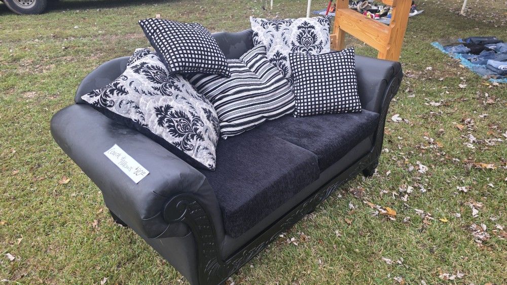 Sofa And Decoritive Pillows