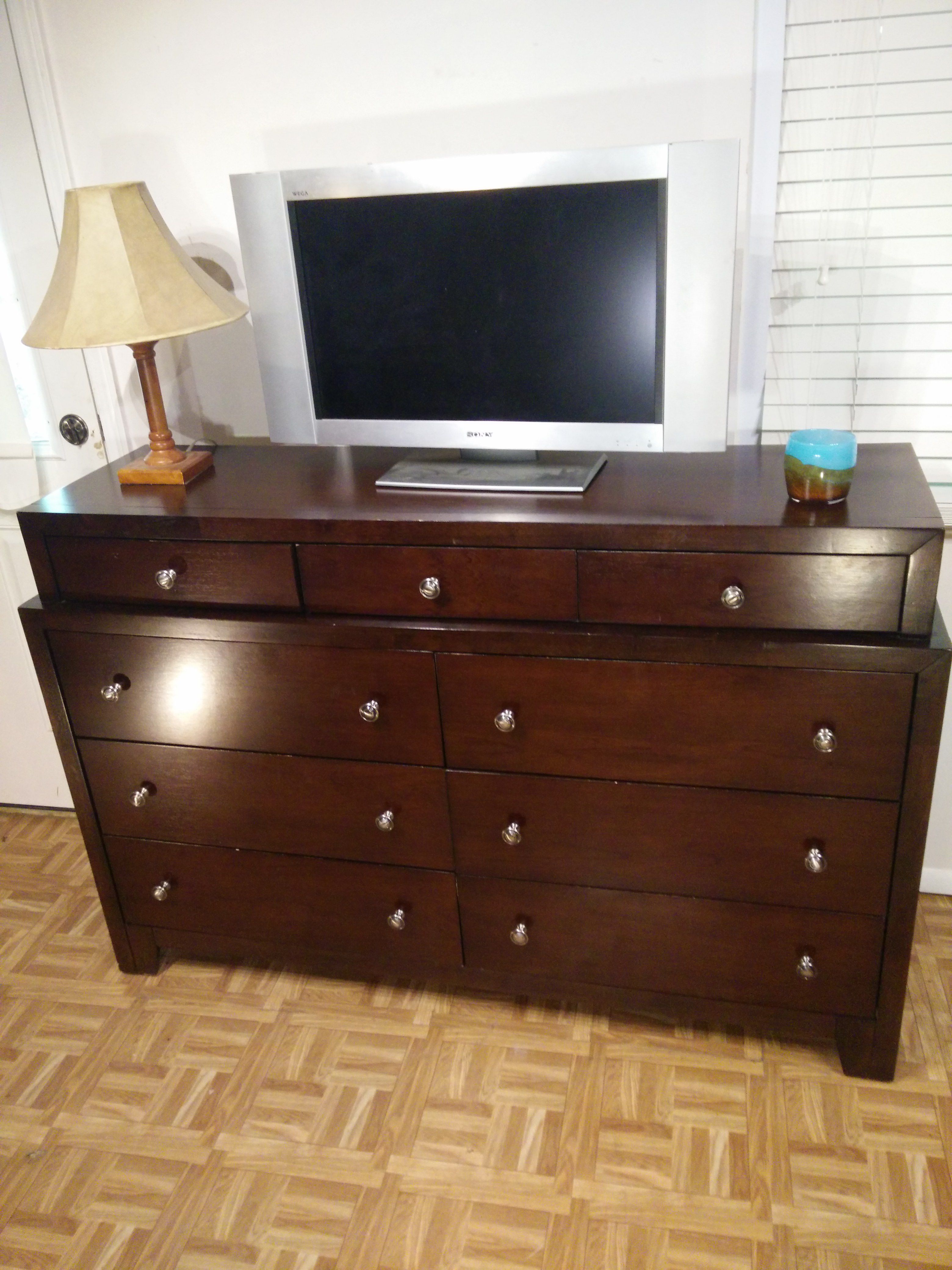 Like new wood dresser/TV stand/buffet with 9 big Drawers in very good condition, all Drawers sliding smoothly, pe