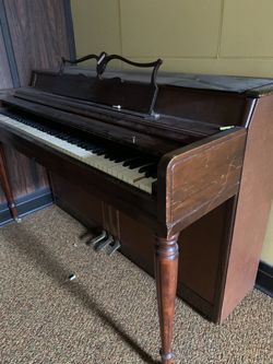 Wurlitzer upright piano 37” with bench