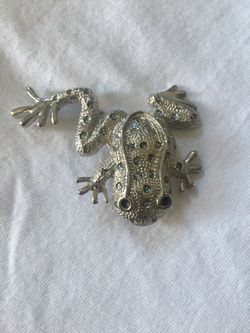 Frog brooch