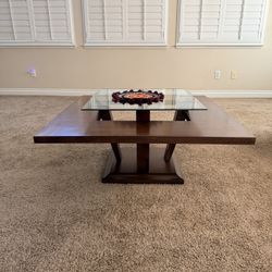 Beck’s Furniture’s Glass Coffee Table – Excellent Condition.