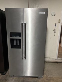 Fridges for sale are Plugged in water and ice free Deliver
