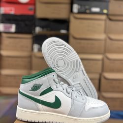 Air Jordan 1 mid GS summit green