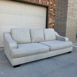 Large Couch (Free delivery 🚚)