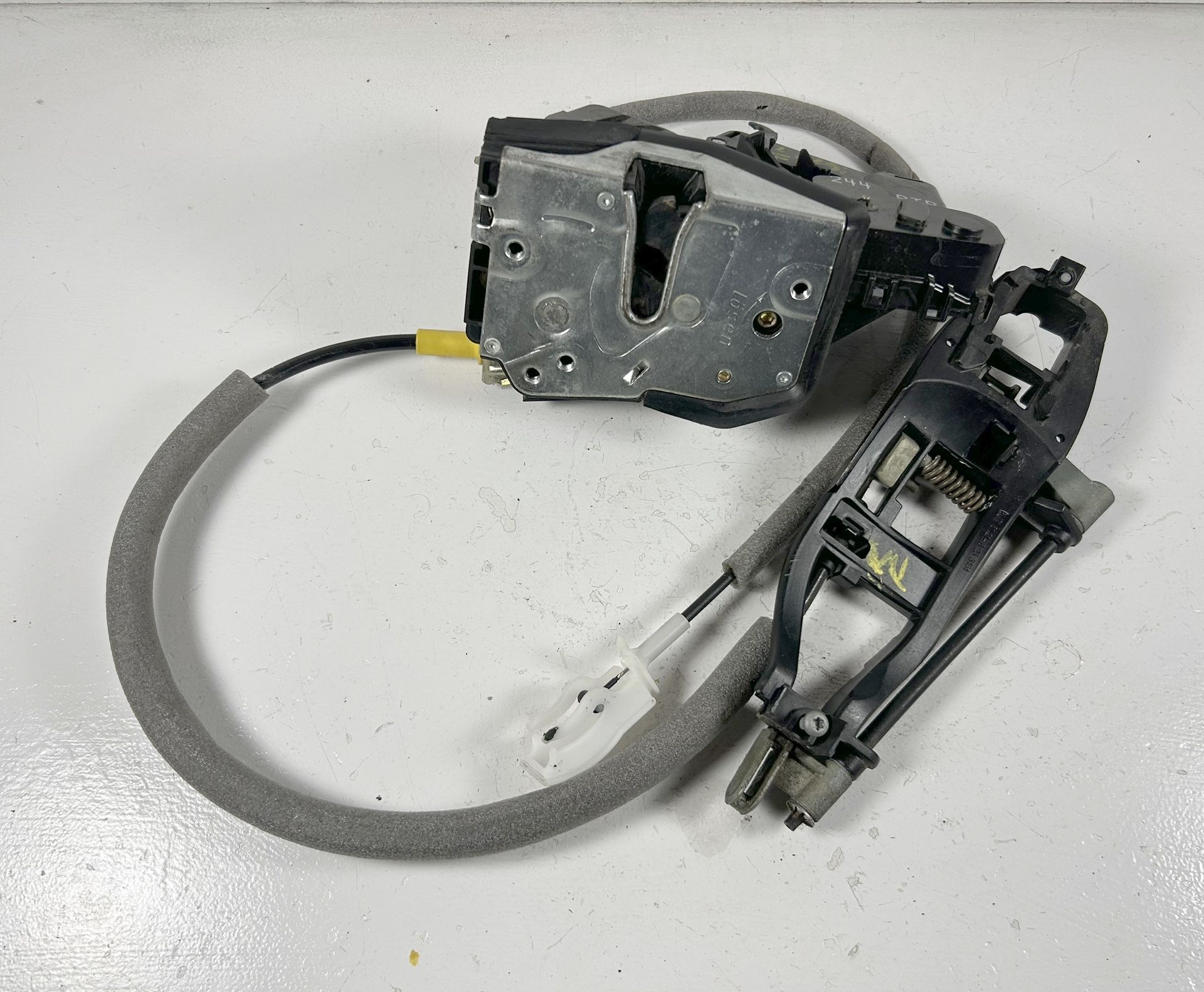 BMW E46 330i 325i PASSENGER FRONT DOOR LOCK LATCH
