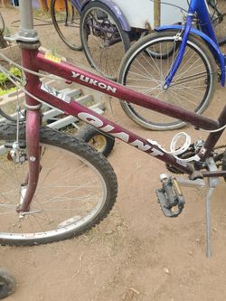 GIANT BIKE WOMAN 26" NEEDS A LITTLE LOVE, I ASK $100.00 CASH