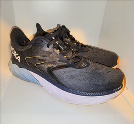 The HOKA ONE ONE Arahi 5 in Ombre Blue mens size 8 with replacement insole
