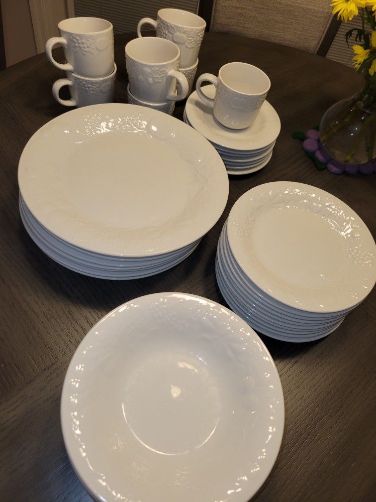 Gibson White Dishes w White Fruit