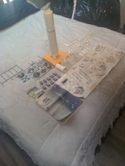 Apollo Saturn Moon Rocket Unbuilt Plastic Model Kit. Monogram PS193 1/144.