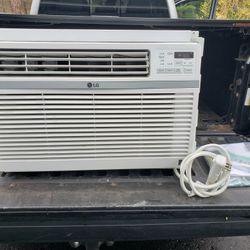 LG 12,000 BTU air conditioner with remote

