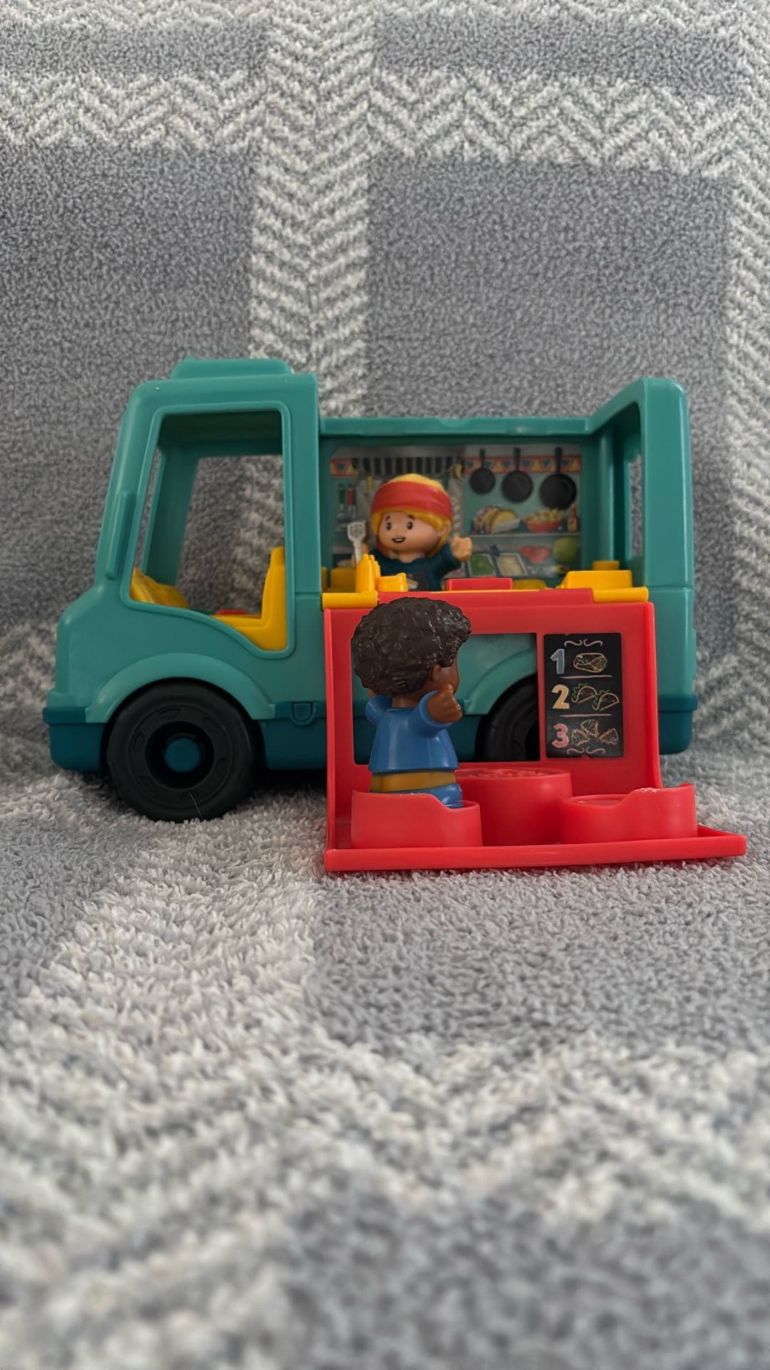 Fisher-Price Little People Serve It Up Food Truck Musical Toddler Toy Vehicle with 2 Figures