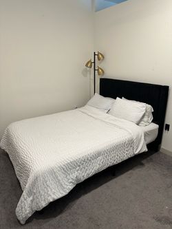 Queen bed frame w headboard