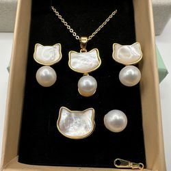Cute cats set of 3 (pendant, earrings and rings).  Natural white freshwater pearl and mother of pearl  NEW