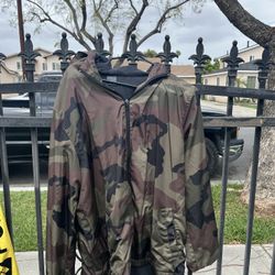 large como windbreaker 
