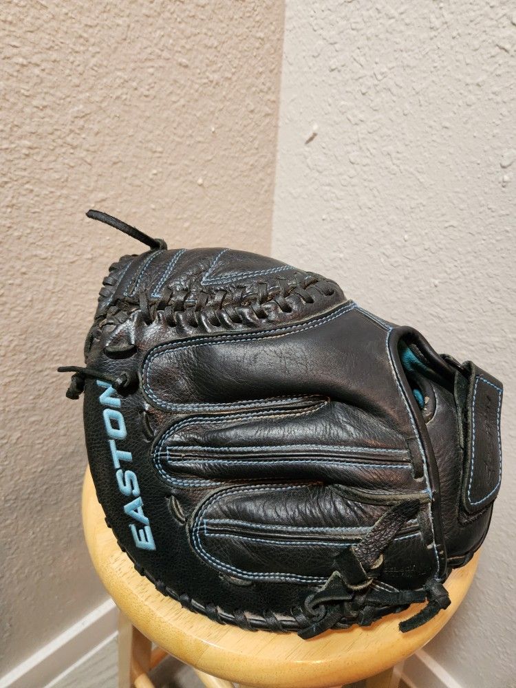 Easton Black Pearl  Youth Mitt RHT-33"