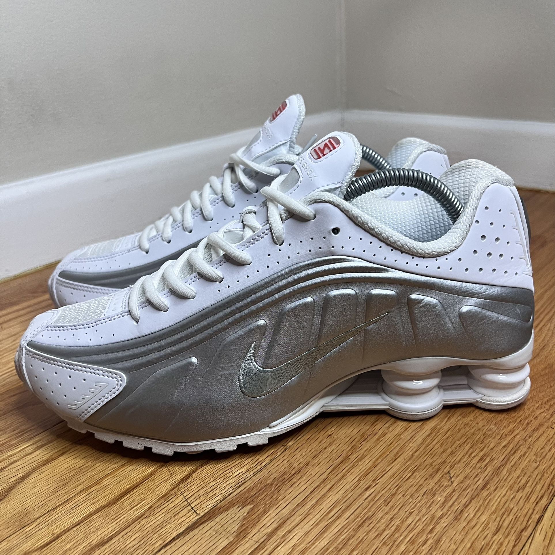 Nike Shox R4 “White Metallic Silver” HQ1988 101 Size 8.5M/10W