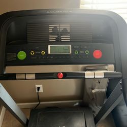Tread Mill Golds Gym 