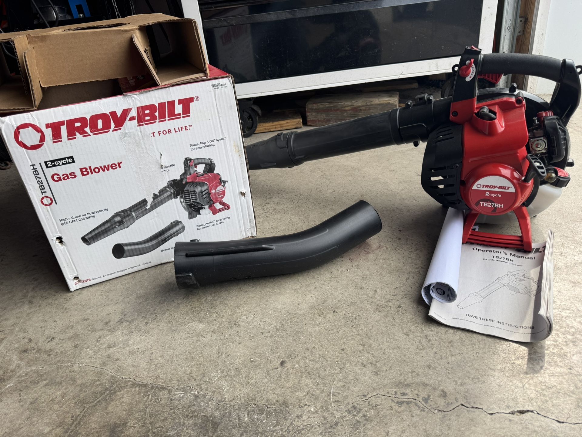 New In Box Troy-Bilt Gas Blower 27cc Engine. 450CFM. Tested. Must Pickup