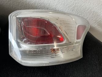 Passenger Taillamp Assembly (14-15 Outlander)