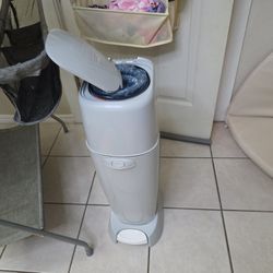 Genie Diaper Trash Can And Changing Table