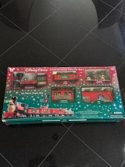 Disney Parks 30-Piece Christmas Train Set – 100% Complete w/ Remote & Original Box