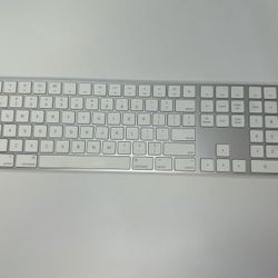 Apple Magic Keyboard chargeable (PERFECT CONDITION!)