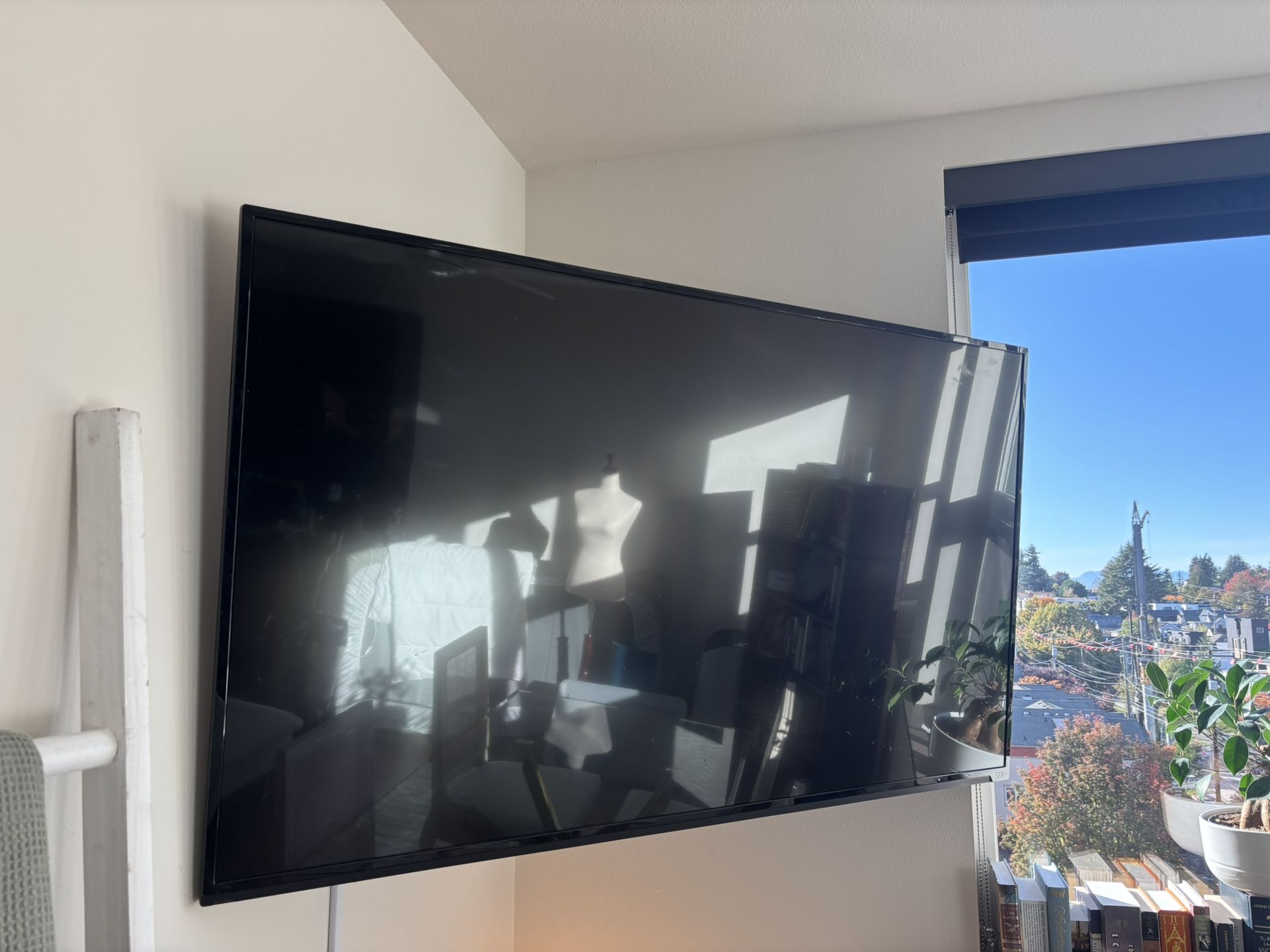 Vizio TV and wall mount for sale