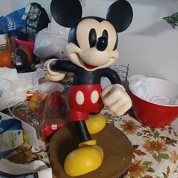 Mickey Mouse 1999 Limited Edition I Bought This One Inside The Warner Brother Store I'm Very Good Condition