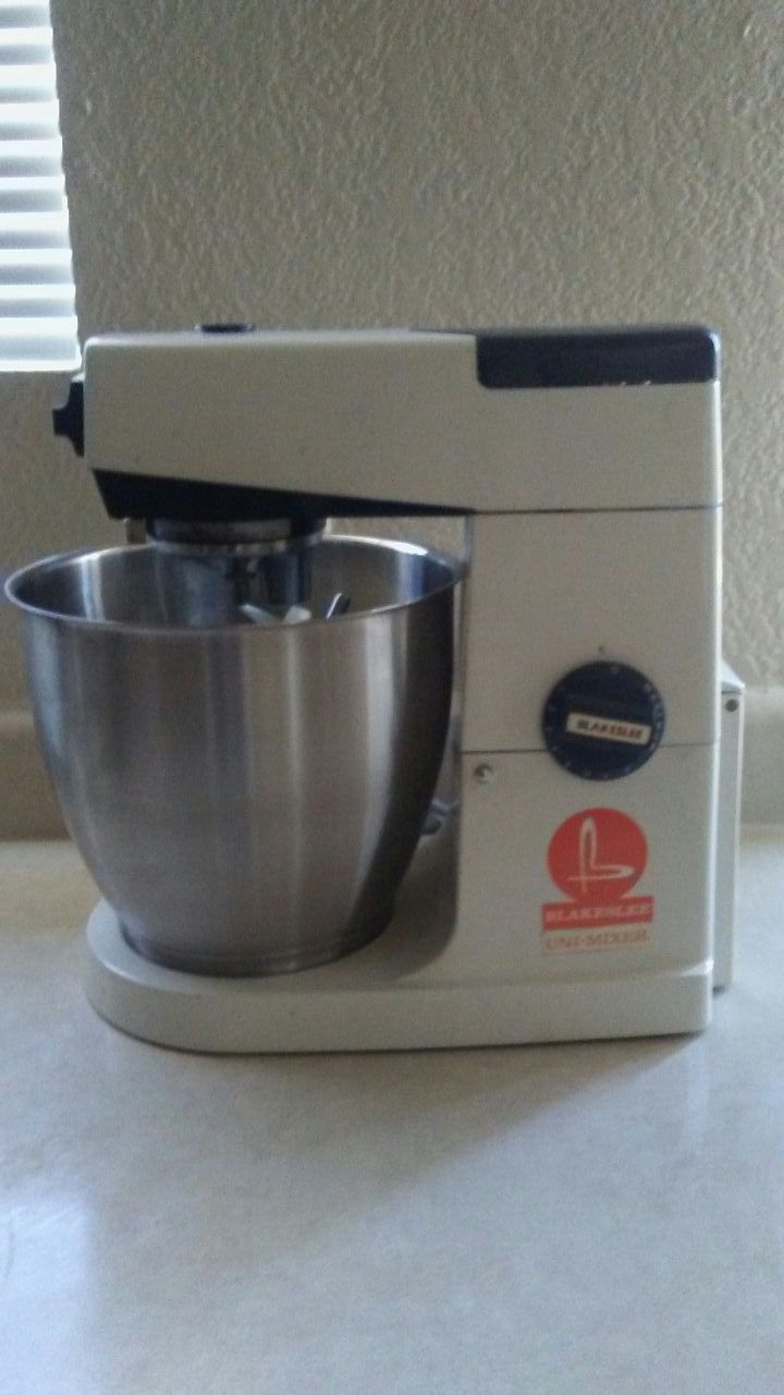 BLAKESLEE UNI-MIXER WHIT TWO ATTACHMENS MODEL A717 IN GOOD WORKING CONDITION