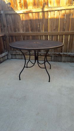 Metal Patio Table..🌴😎