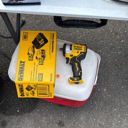 DeWalt 12V Impact Wrench with 12V Battery Starter Pack