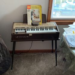 Vintage Monet Poly Bord Organ