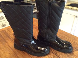 LADIES NEW, SHINY BLACK RUBBER AND BLACK QUILT SNOW BOOTS WITH INTERIOR ZIPPER, FUR LINED, SIZE 8