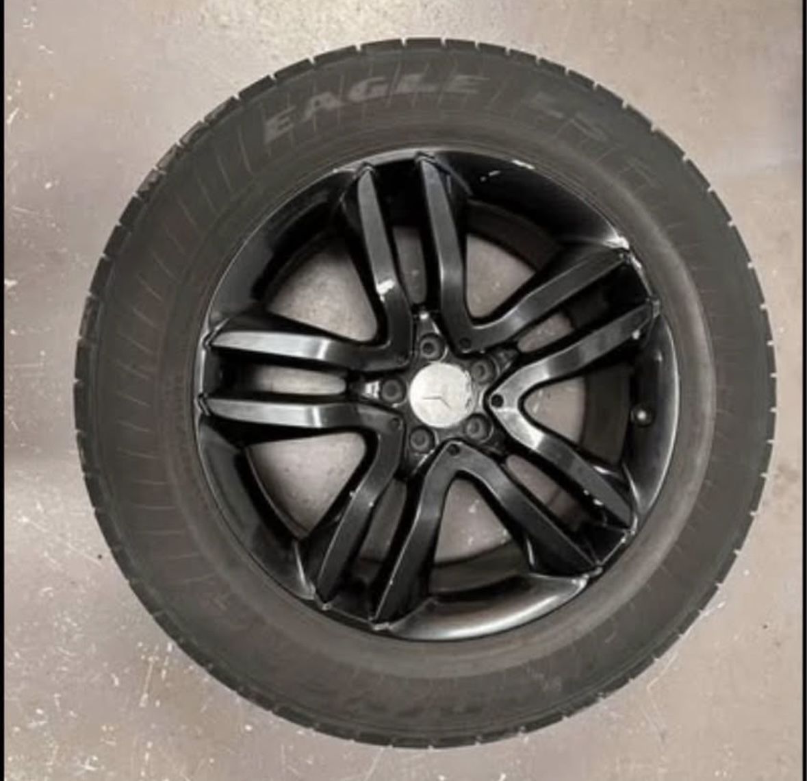 Mercedes-Benz GL or GLS-Class 20-inch alloy wheel with a P275/55R20 tire.