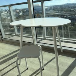 White Table with Stools – Brand New  Mesa Blanca con Taburetes – Nueva