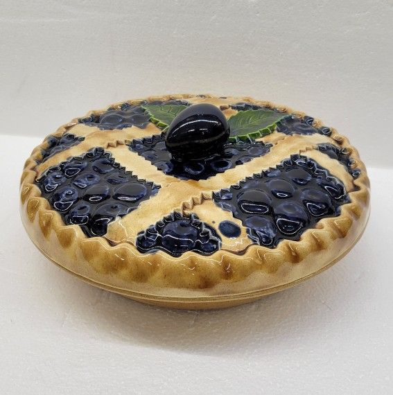 Vintage l'Oeil 11" Ceramic Blueberry Pie Server W/ Cover. Portugal.
In super mint conditions. Like a new
