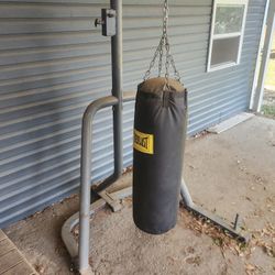 PUNCHING BAG W/STAND