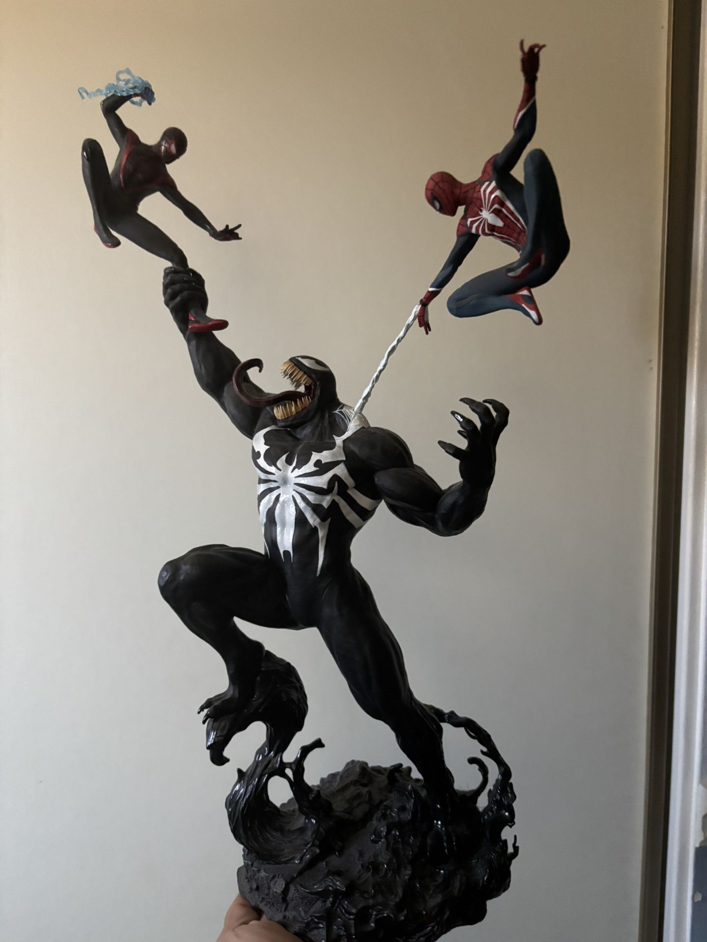 Spider-Man and Venom statue (NO BOX)