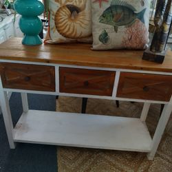 CUTE ENTRY TABLE AT PICKY PINCHERS 3643 5TH AVE N ST PETE OPEN TODAY NOON TO 4 PM FREE DELIVERY
