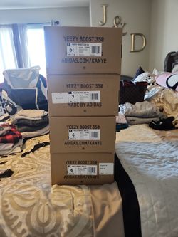 4 PAIR YEEZYS WOMEN ALMOST BRAND NEW