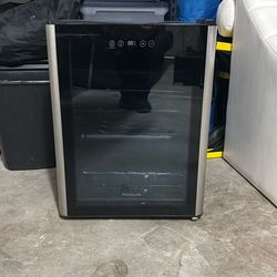 Frigidaire Freestanding Indoor  Mini  Refrigerator Wine Cooler