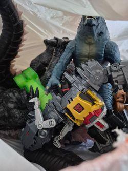 Diverse amount of toys! (price depend)