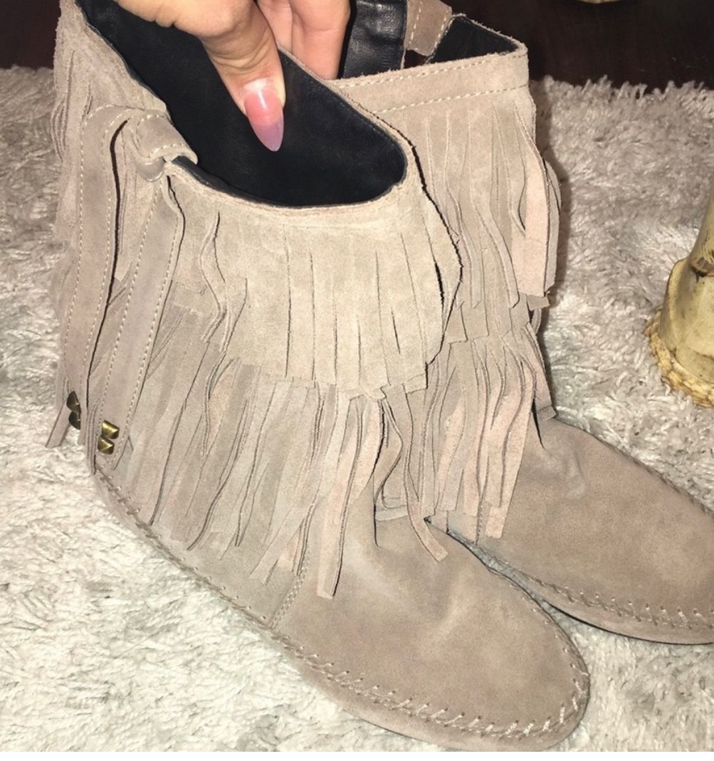 Juicy Couture Grey Fringe Boots New Condition Size 7 Woman's
