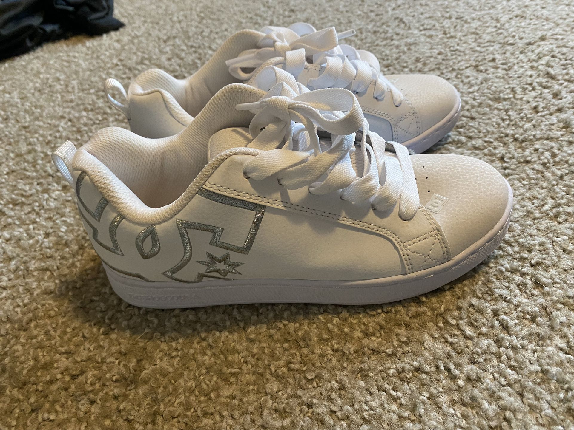 Dc Shoes Size 7 Women’s