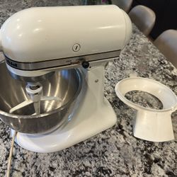 WHITE KITCHENAID MIXER - 10 SPEED - COMES WITH BOWL & BEATER ATTACHMENT